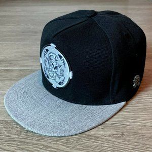 New, Cayler & Sons SNAKE SKULL Patch SnapBack Hat w Pin. Feathers Arrows Silver